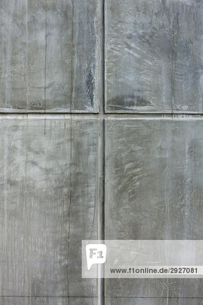 Detail der gerillten Betonwand