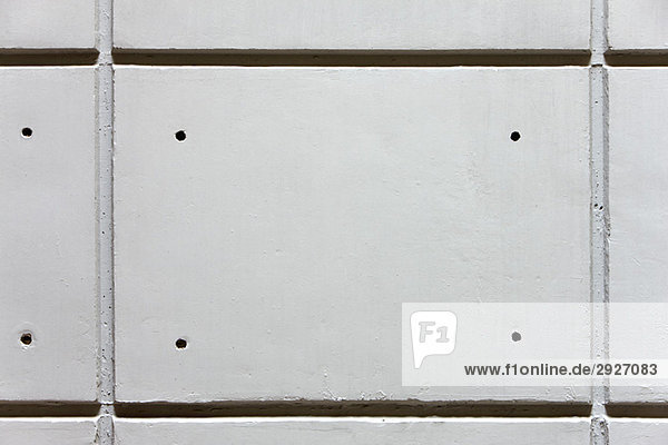 Detail der gerillten Betonwand