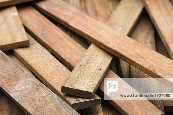 Stapel von verwitterten Holzbohlen