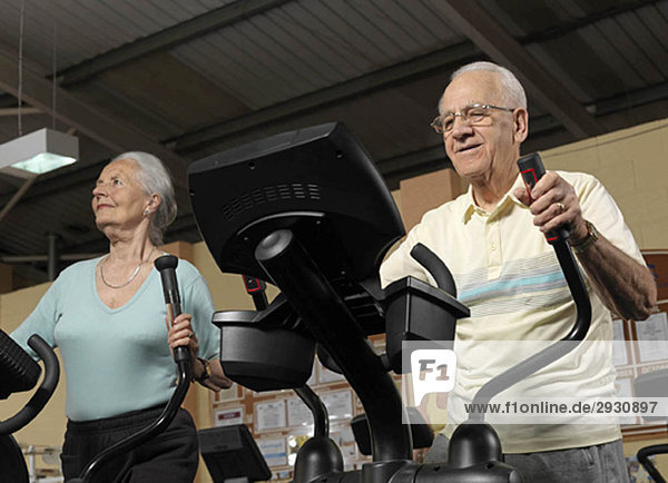 Seniorenpaartraining im Fitnessstudio