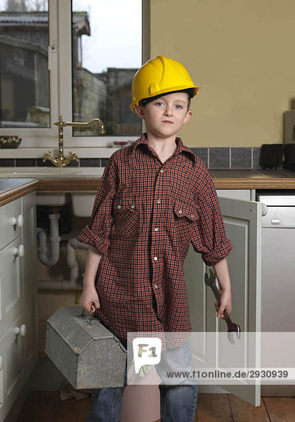 Junge als Reparaturmann verkleidet