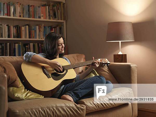 Mädchen  14 Jahre Gitarre spielen