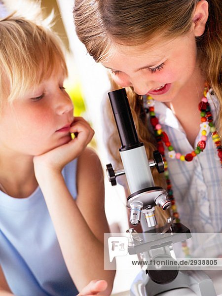 Ein Junge und ein Mädchen mit einem Mikroskop Schweden.