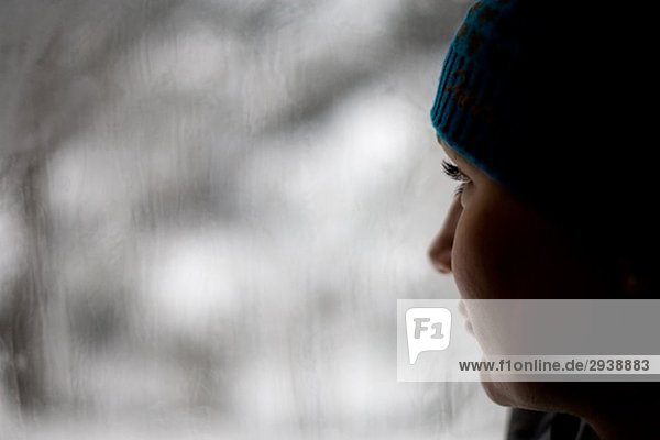 Eine Frau Blick durch ein Fenster Chamonix-Frankreich.