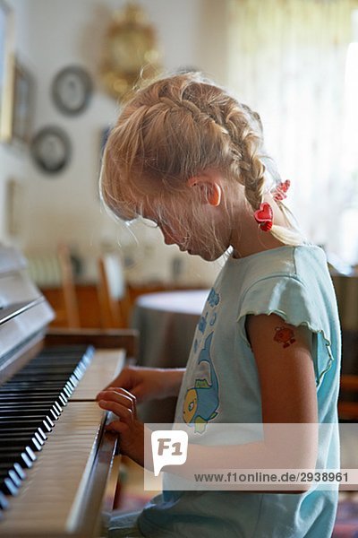 Ein skandinavischen Mädchen spielt Piano Schweden.
