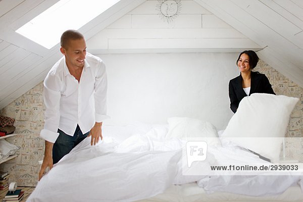 Ein Mann und eine Frau ein Bett Schweden machen.
