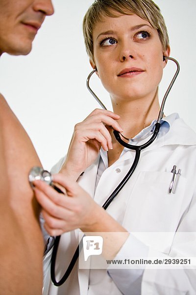 Ein Arzt mit einem Stethoskop auf ein Patient Schweden.
