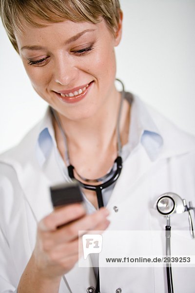Eine Ärztin mit einem Mobiltelefon Schweden.
