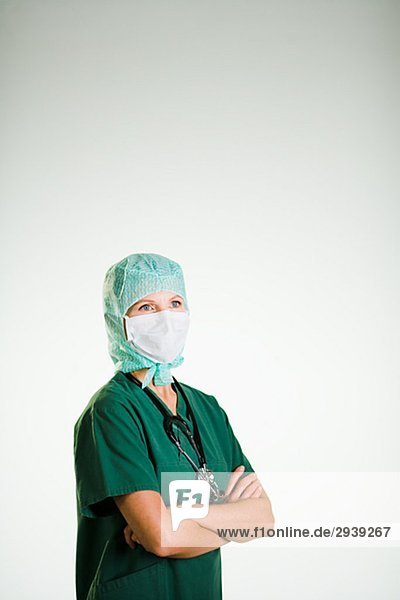 Ein Arzt eine grüne Uniform tragen.