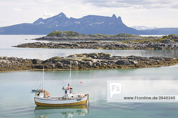 Fischkutter vor Offers¯y  L¯dingen  VesterÂlen  Nordland  Norwegen