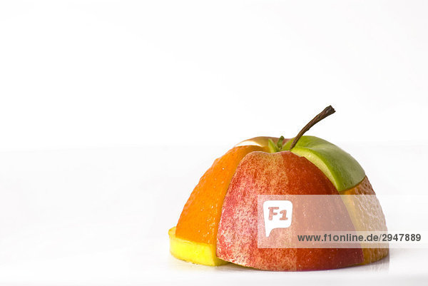 Eine Orange und Äpfel pieced zusammen auf weißem Hintergrund