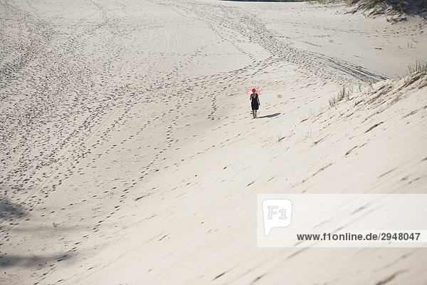 Frau zu Fuß auf den Dünen  Warren Dunes State Park (Michigan)