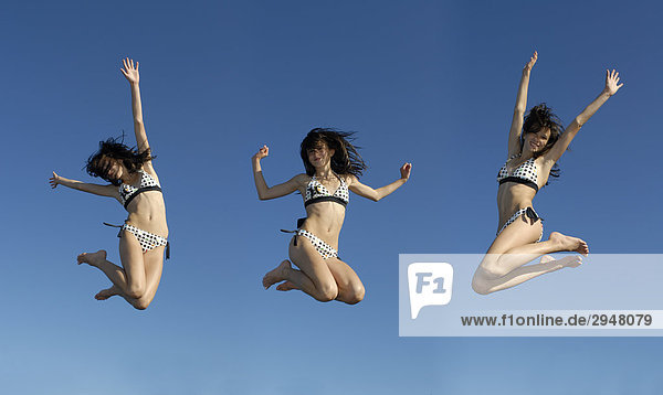 Composite eines Teenagers gesehen dreimal jumping in der Luft  Shawnigan Lake  Victoria  British Columbia