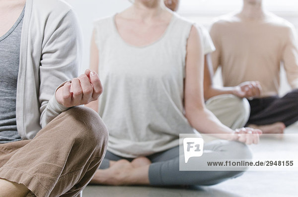 Detail der Hände während der Meditation in einer Yogaklasse  Vancouver  British Columbia