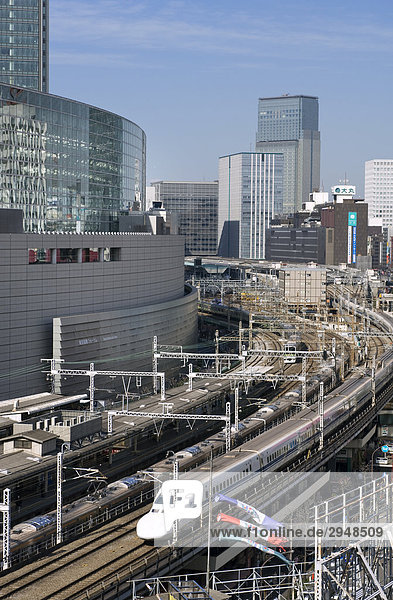 Tokyo International Forum  Tokyo Station im Hintergrund  Shinkansen Bullet Zug übergeben  Tokio  Japan.