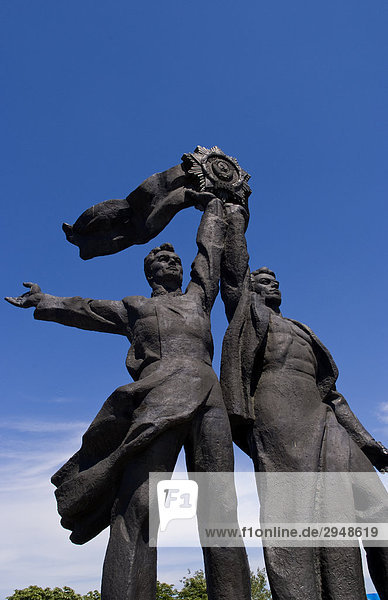 Statuen der Ukraine Helden bei Rainbow Arch  Kiew  Ukraine