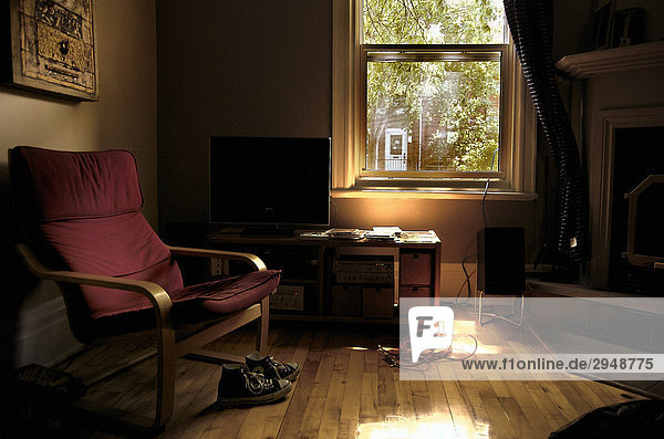 Unordentlich Wohnung Wohnzimmer mit ein paar alte Turnschuhe auf dem Boden  Montreal  Quebec
