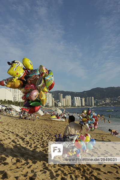 Man verkaufen Luftballons am Strand  Acapulco  Mexiko