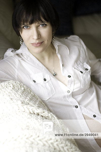 Schwangere Frau in weißen Leinenhemd open-Bauch  Toronto  Ontario.