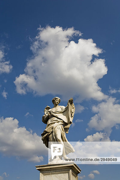 Statue von einem Engel von Jahrhundert Bildhauer Gian Lorenzo Bernini entworfen ziert die SantÃ•Angelo Brücke  Rom  Italien