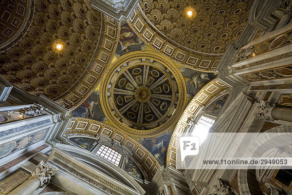 Innenansicht der Decke des Michelangelos Dome in der Basilika von Saint Peter  die größte Kirche in der Welt  Vatikanstadt  Italien