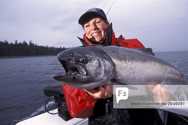 Frau Angler mit Chinook Lachs  British Columbia