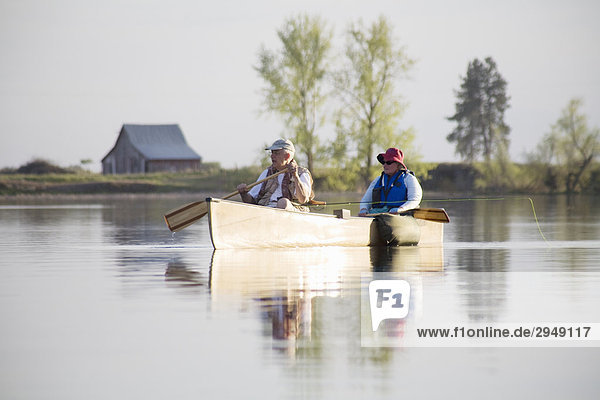 Älteres Ehepaar Fliegenfischen in Kanu  Amber Lake  Washington