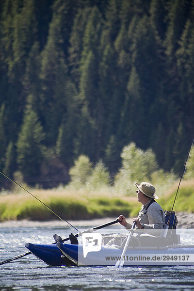 Fliegenfischer auf Ponton-Boot  Kootenai River (Montana)