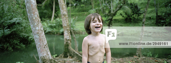 kleiner Junge bei frischen Wasser-Strom in den Dschungel  Port Antonio  Portland  Jamaika
