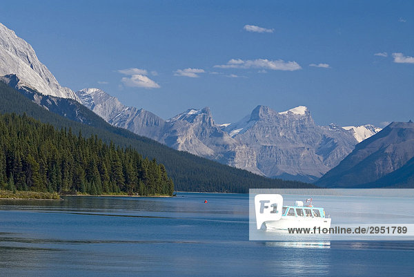 Ausflugsboot auf dem Bergsee Maligne Lake mit dem Mount Paul  Monkhead und Mount Warren im Hintergrund  Maligne Valley  Jasper Nationalpark  Alberta  Kanada