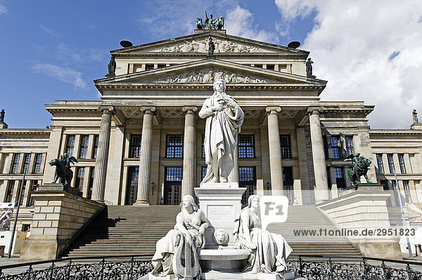 Schiller-Denkmal vor dem Konzerthaus am Gendarmenmarkt  Berlin  Deutschland  Europa