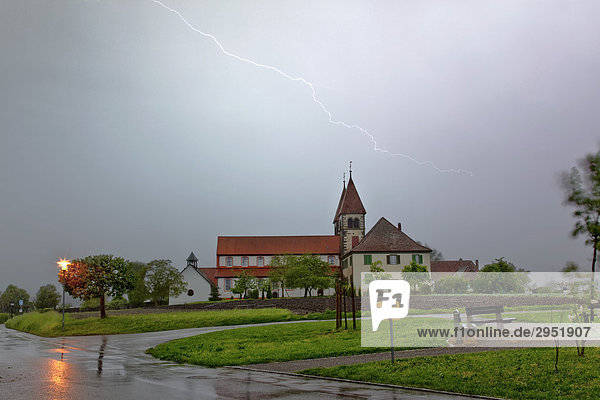 Kirche  Gewitter auf der Insel Reichenau am Bodensee  Baden-Württemberg  Deutschland  Europa