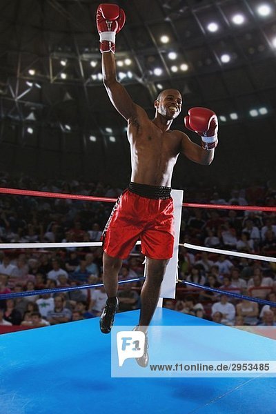 Afrikanische Boxer feiert seinen Sieg durch seinen Arm ausgelöst