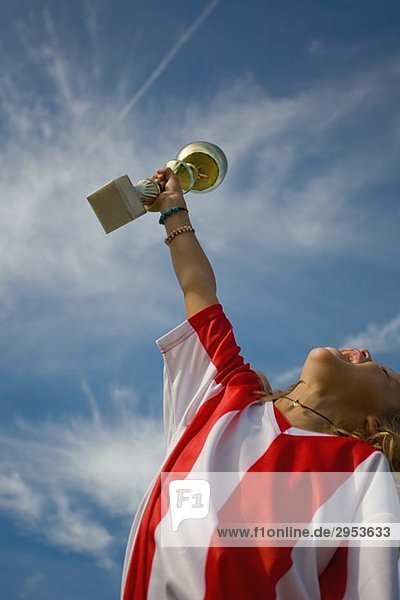 Jubel mit Trophy Fußballspieler