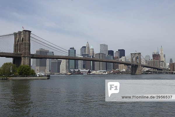 Brooklyn Bridge vor Manhattans Skyline  New York City  USA