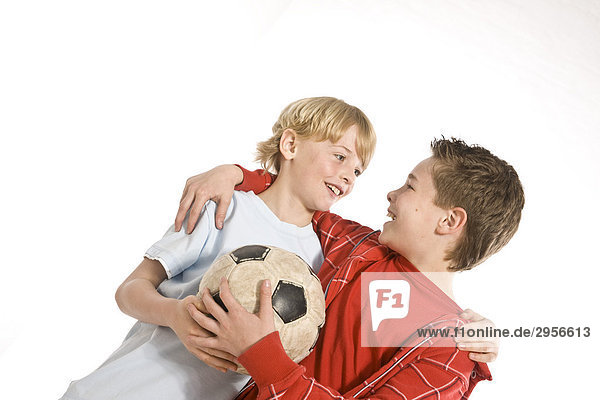 Zwei Jungen mit einem Fussball