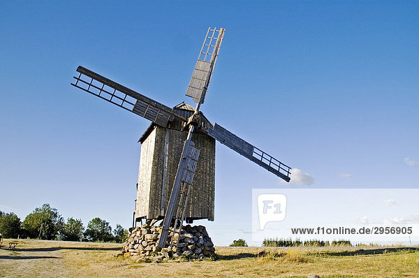 Die Windmühlen von Angla -Wahrzeichen von Saaremaa die größte estnische Insel von Saaremaa Estland Baltikum