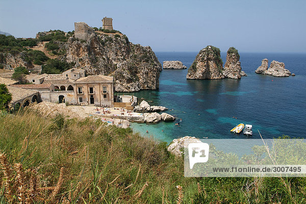 Wasserrand Felsbrocken Landschaft Gebäude Ozean Küste Natur Dorf Italien Mittelmeer Sizilien