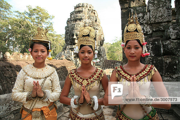 10852725 Cambodia Angkor Bayon Temples of Angkor UNESCO Weltkulturerbe Bayon temple dancers women traditional culture portrait group 3 three