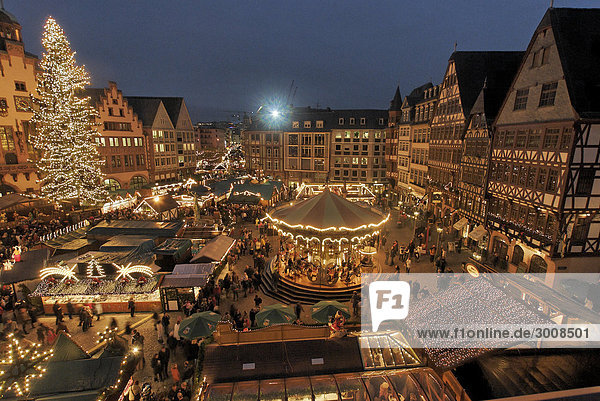 10858091  Frankfurt am Main  city  Germany  State of Hesse  Christmas market  night  dusk  tradition  traditional  Romer  booths  carousel  person  Christmas tree  historical houses  homes  Ostzeile  Romerberg