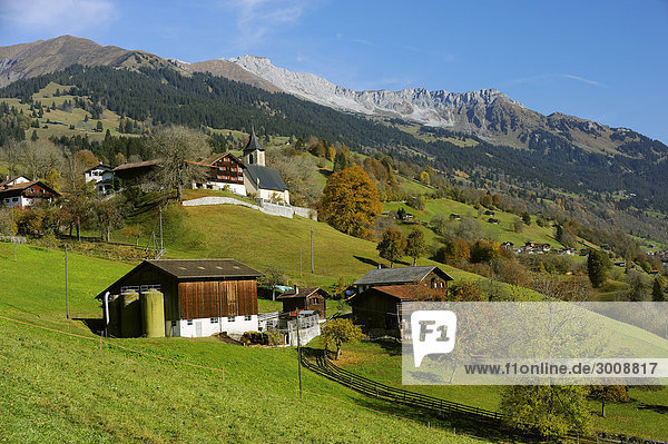 Landschaftlich schön landschaftlich reizvoll Pferdestall Berg Kirche Dorf Alpen Herbst Kanton Graubünden Schweiz