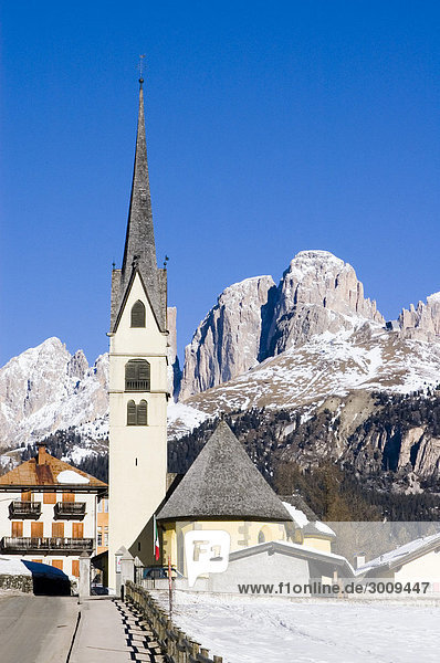 Alba bei Canazei Trentino Italien Pfarrkirche vor dem Langkofel Sasso Lungo