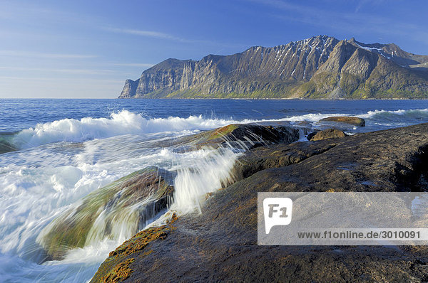 Wellen prallen auf Küstenfelsen Austvagoy Lofoten Norwegen Skandinavien Europa