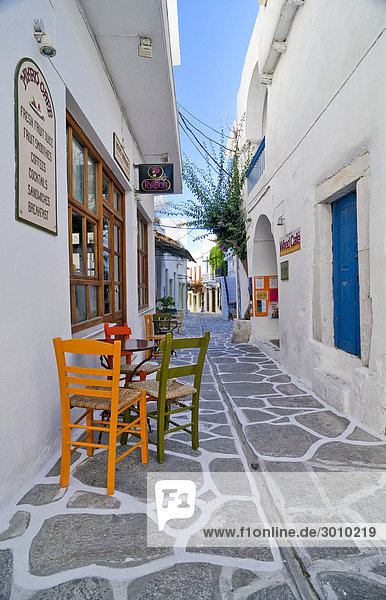 Enge Gasse mit typisch griechischen Stühlen  Naxos  Kykladen  Griechenland  Europa