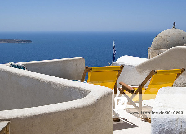 Liegestühle auf Sonnenterasse in Oia  Santorin  Santorini  Kykladen  Griechenland  Europa