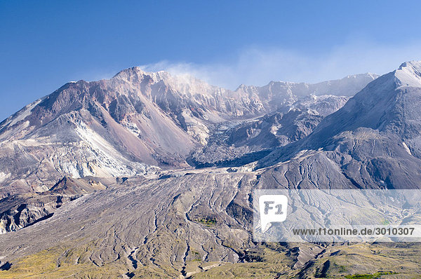 Krater des aktiven Vulkan Mount St. Helens raucht  National Volcanic Monument Statepark  Washington  USA  Nordamerika