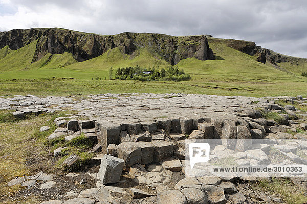 Das aus Basalt natürlich entstandenen Kirchenpflaster (KirkjugÛlf)  Kirkjubaerjarklaustur  Island