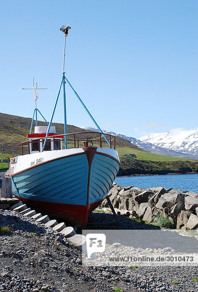 Fischerboot an der Küste in Grenivik  Island