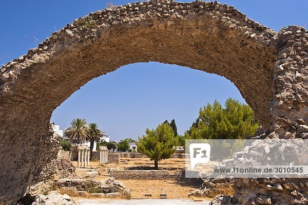 Blick durch Torbogen zum antiken Gymnasion von Kos  Griechenland
