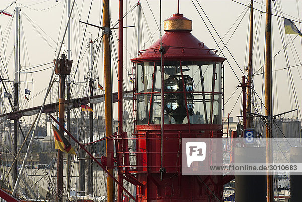 Leuchtfeuer des Feuerschiffs Elbe 1 zwischen den Masten historischer Segelschiffe im Hamburger Hafen  Hamburg  Deutschland